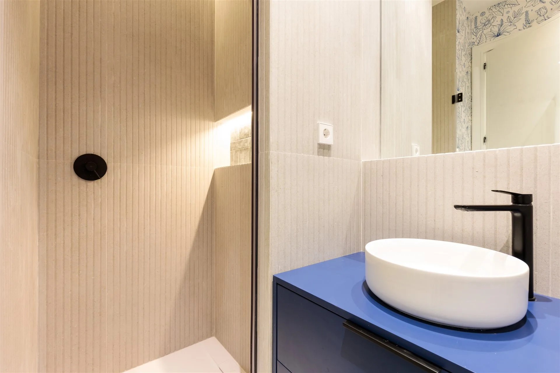 Reforma de baño contemporáneo con materiales premium en Madrid