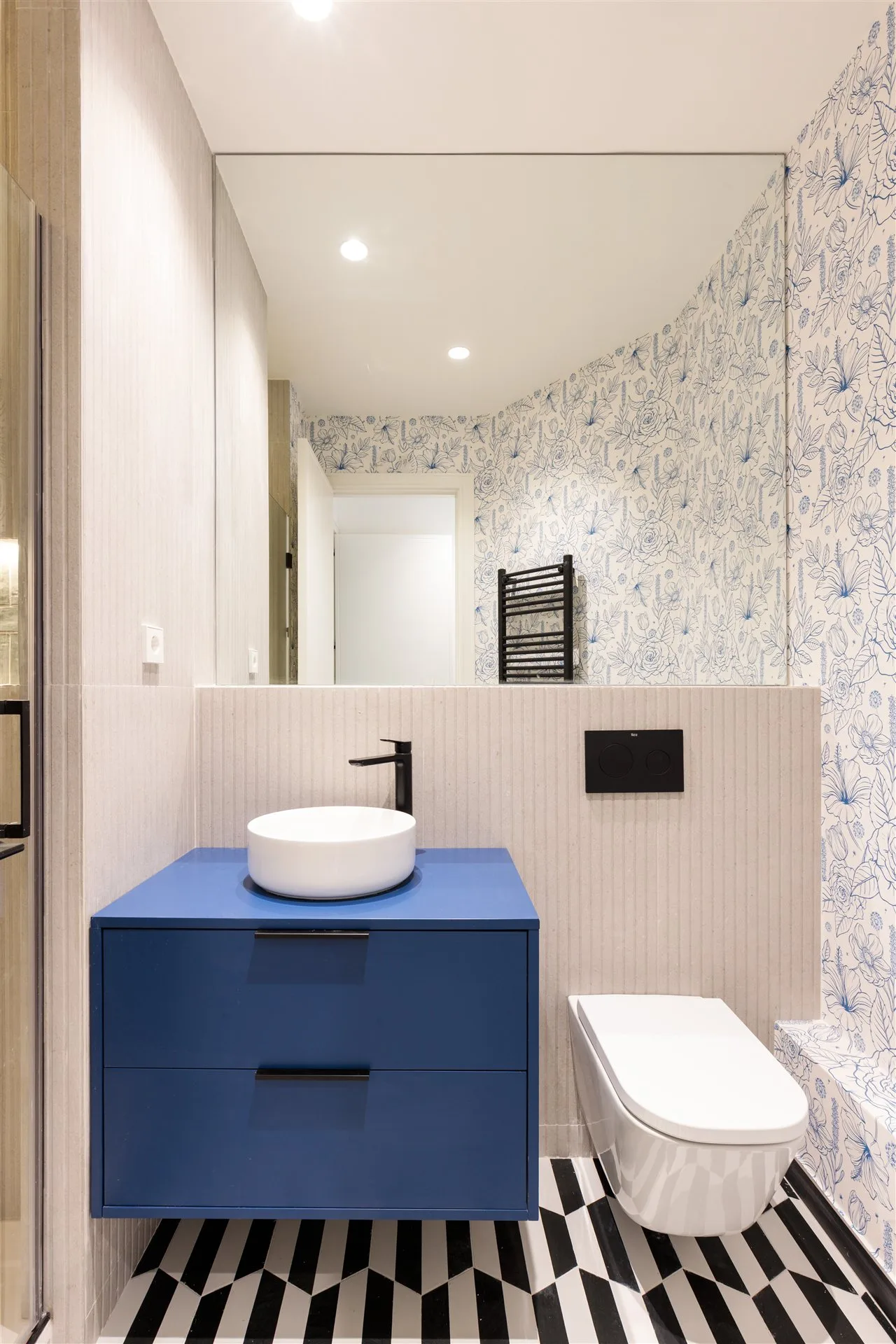 Reforma de baño con grifería de diseño en Madrid