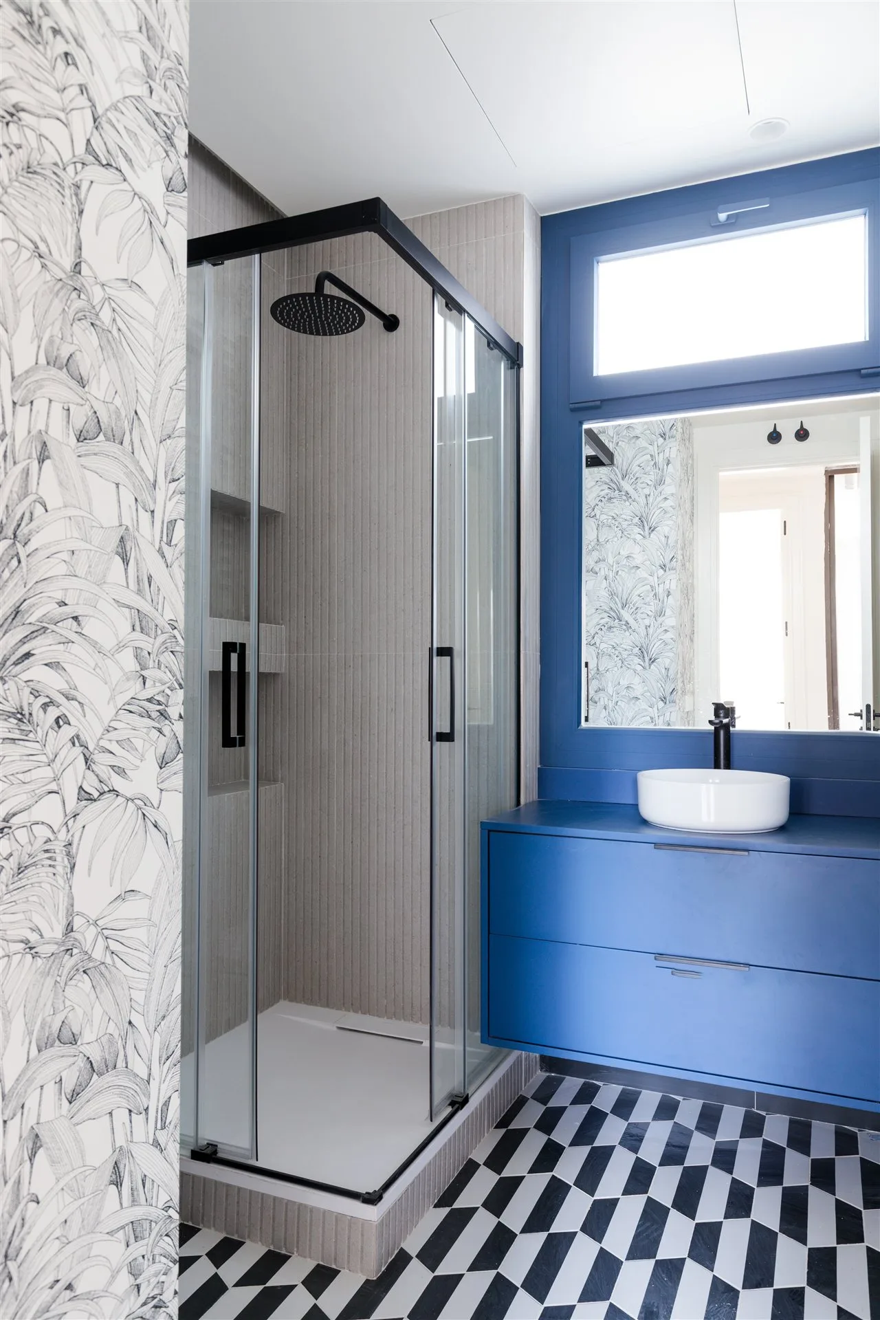 Reforma de baño con lavabo sobre encimera premium en Madrid