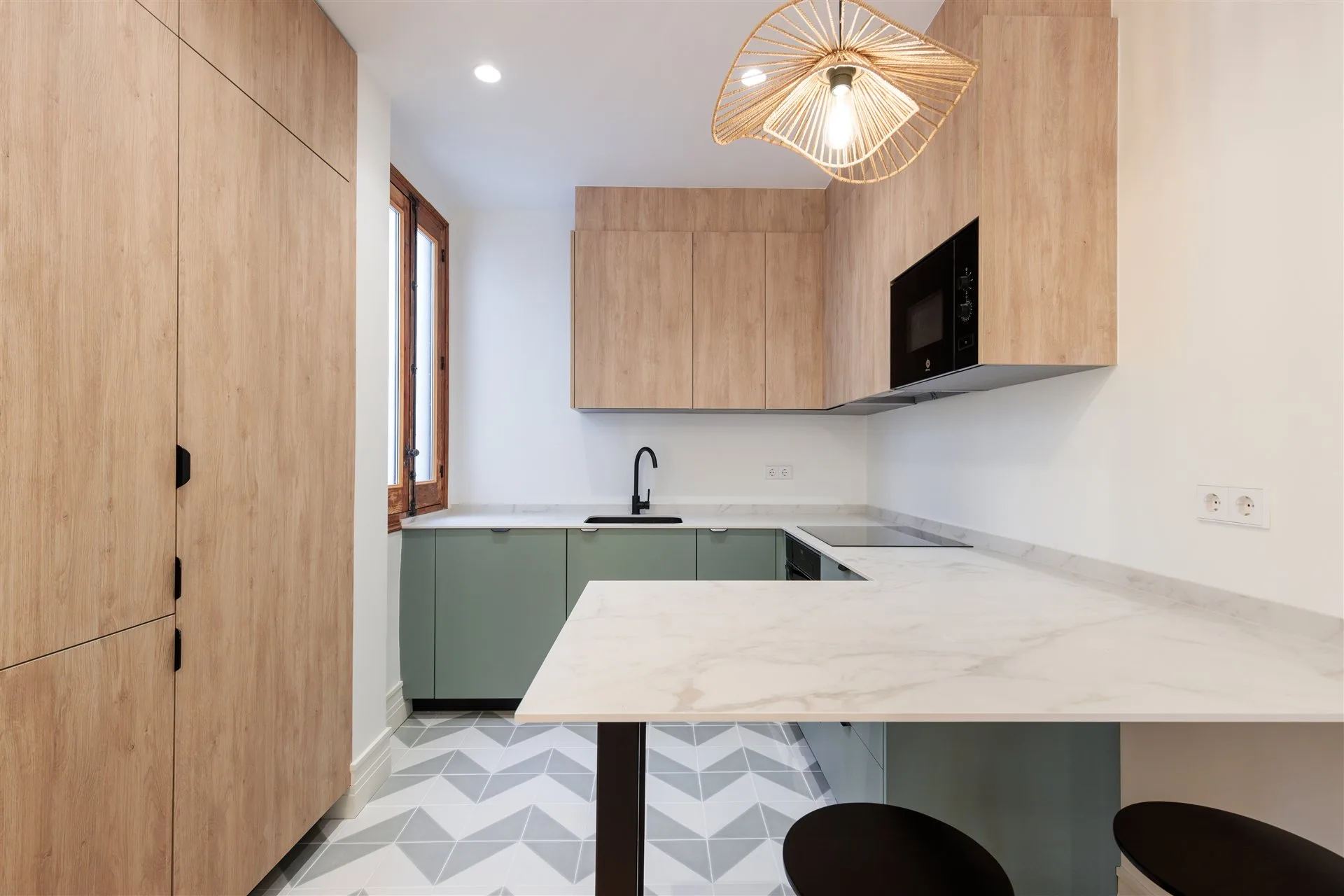 Reforma de cocina moderna con acabados premium en Madrid