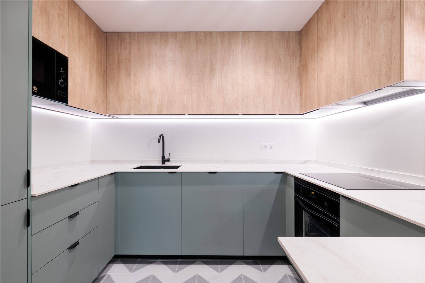 Cocina azul gris con encimera de mármol