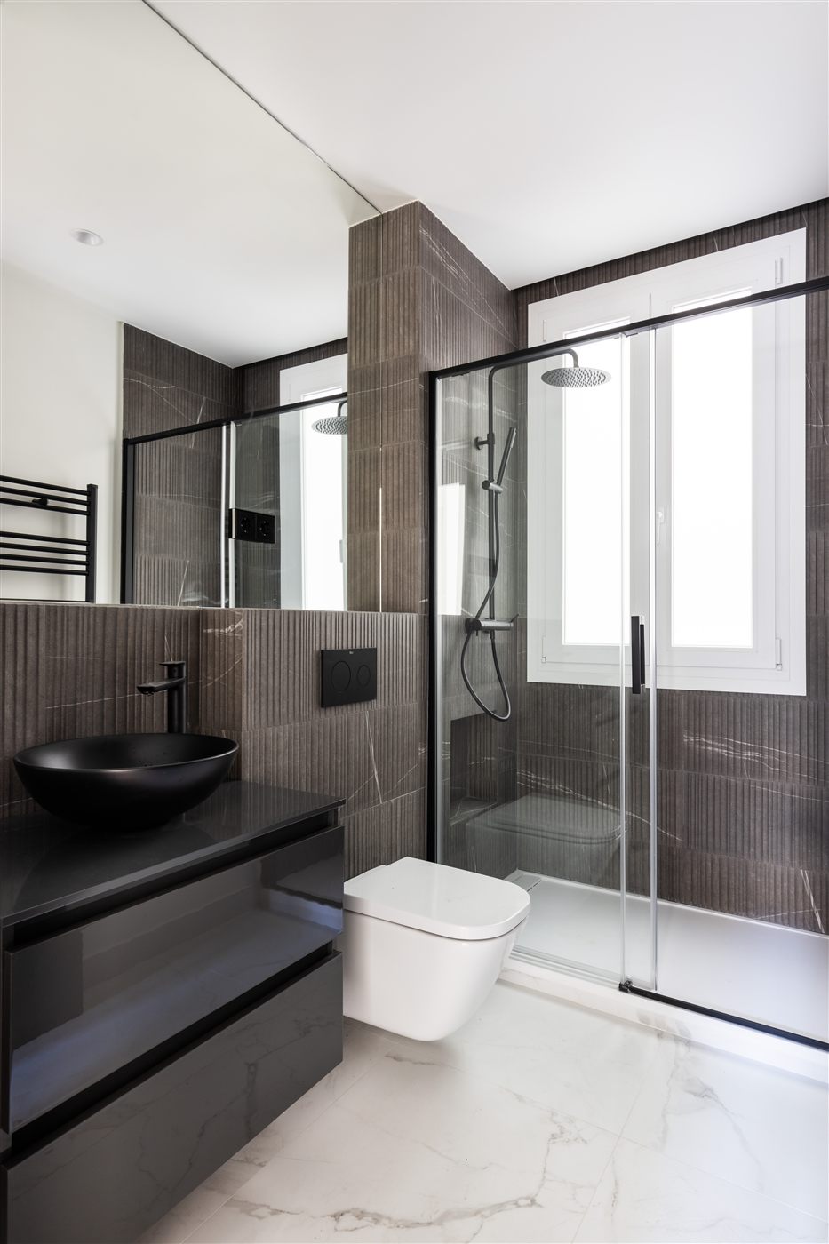 Baño premium negro con mármol