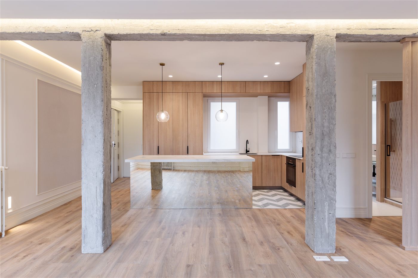 Reforma integral salón cocina con columnas