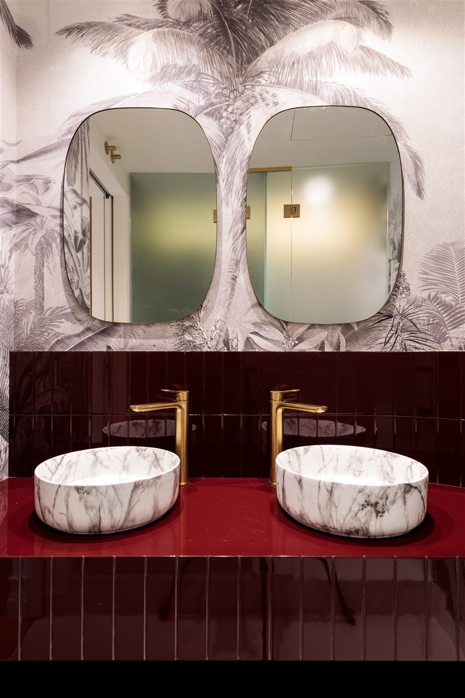 Baño lavabos de mármol con papel tropical