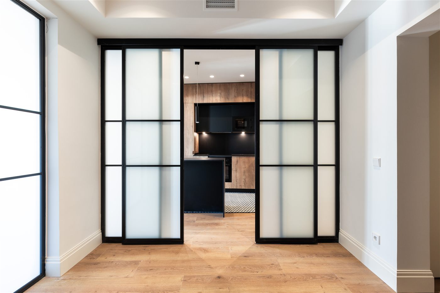 Puerta corredera de cristal esmerilado negro