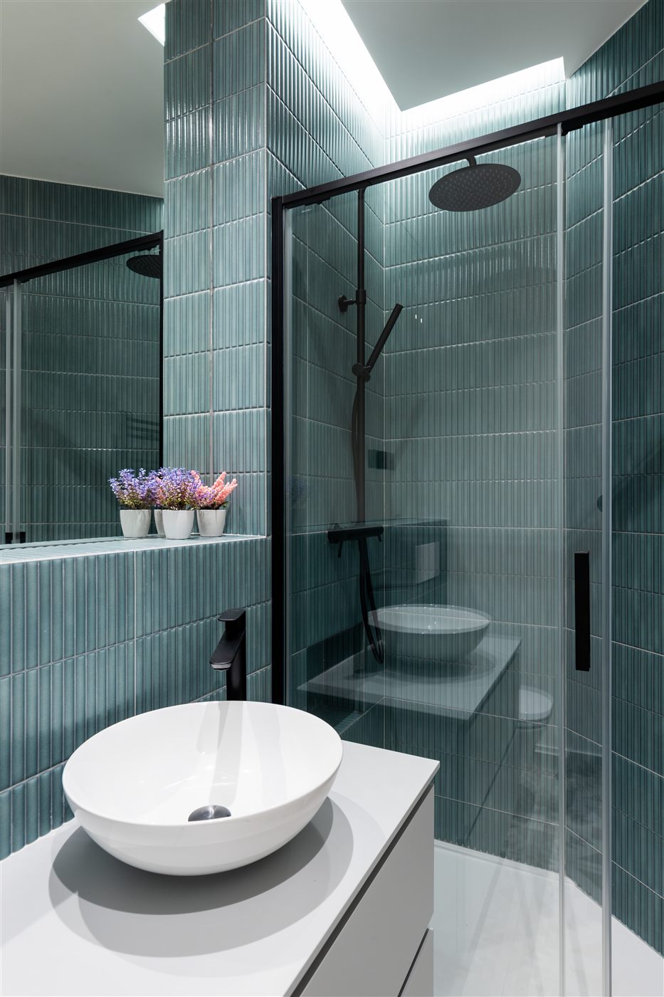 Baño turquesa con bowl blanco
