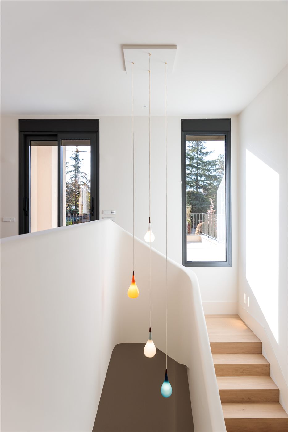 Escalera con lámparas de diseño