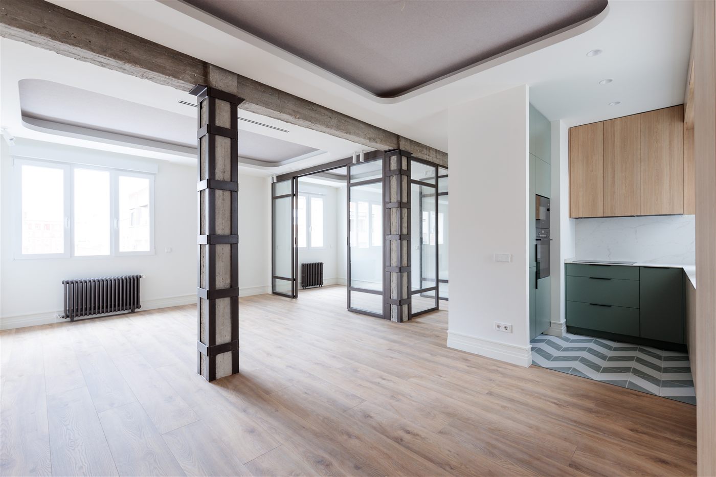 Salón amplio con puertas correderas de acero