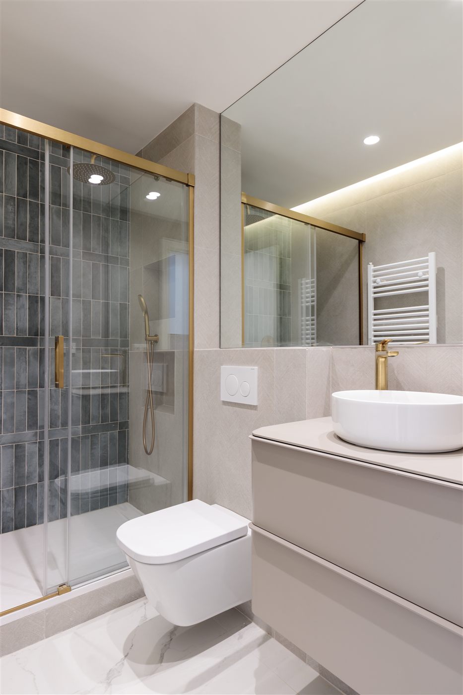 Baño beige con grifería dorada