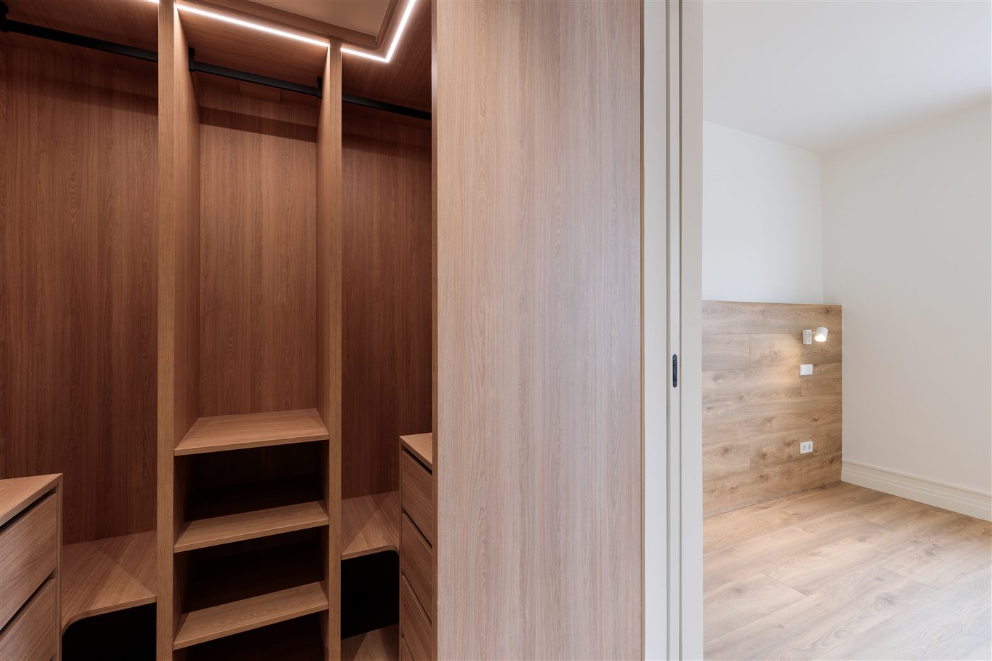 Vestidor a medida en madera con iluminación LED