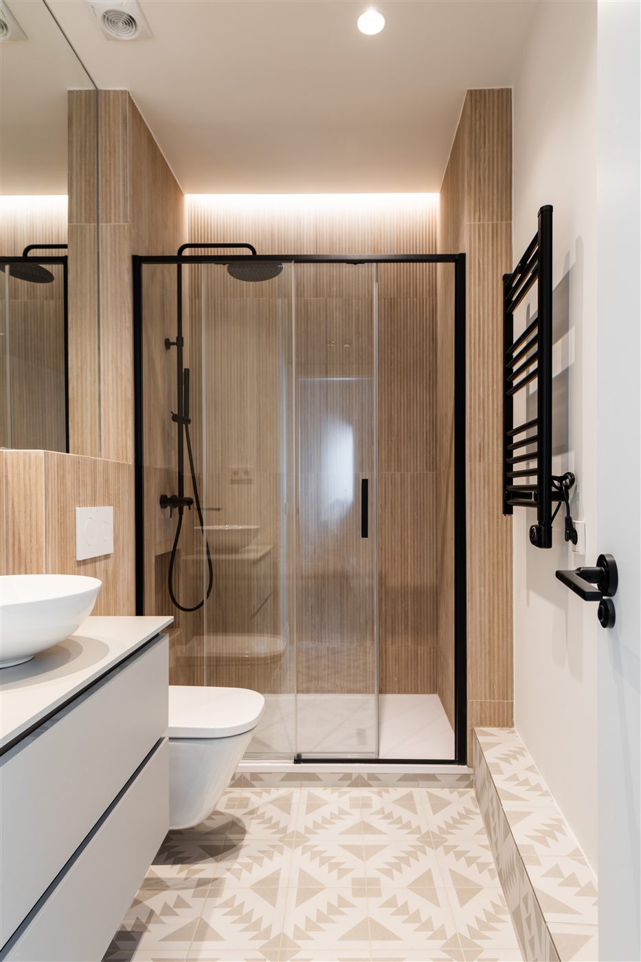 Baño madera con suelo geométrico