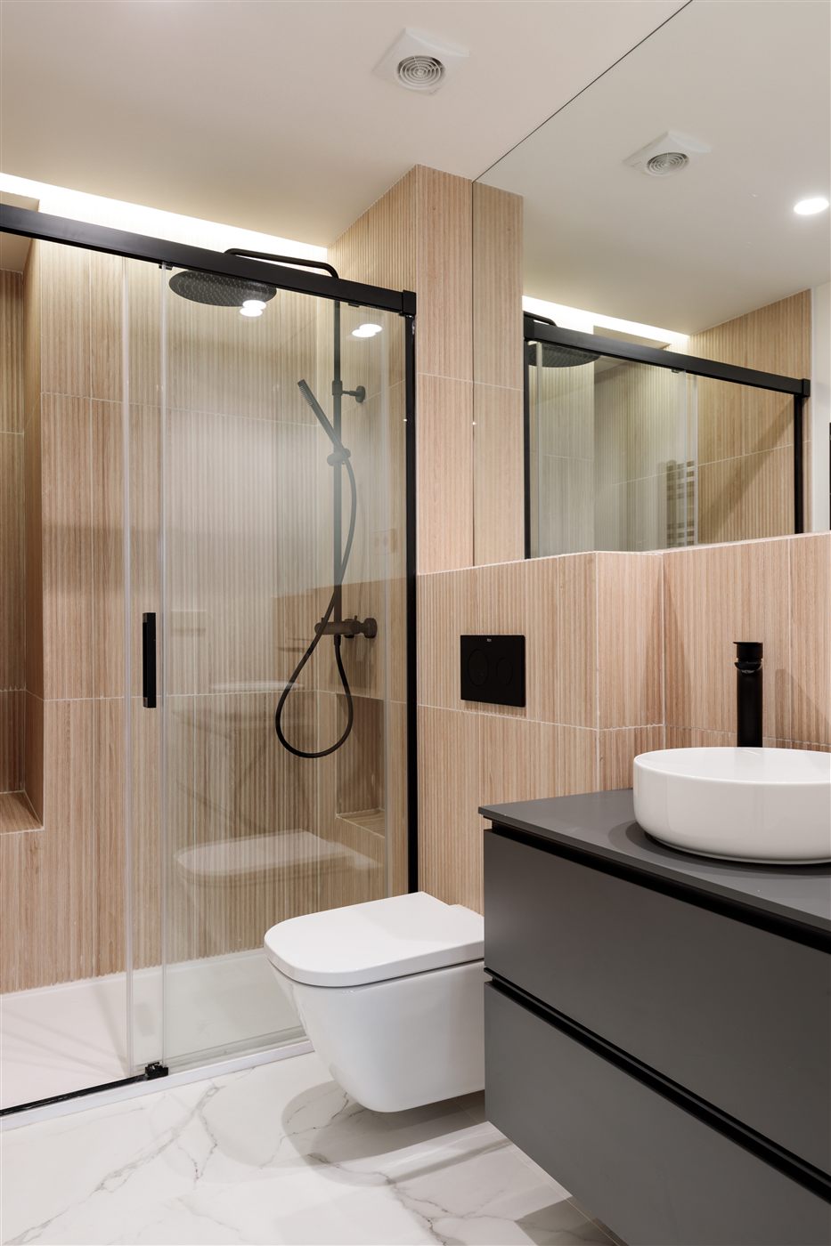 Baño madera con grifería negra