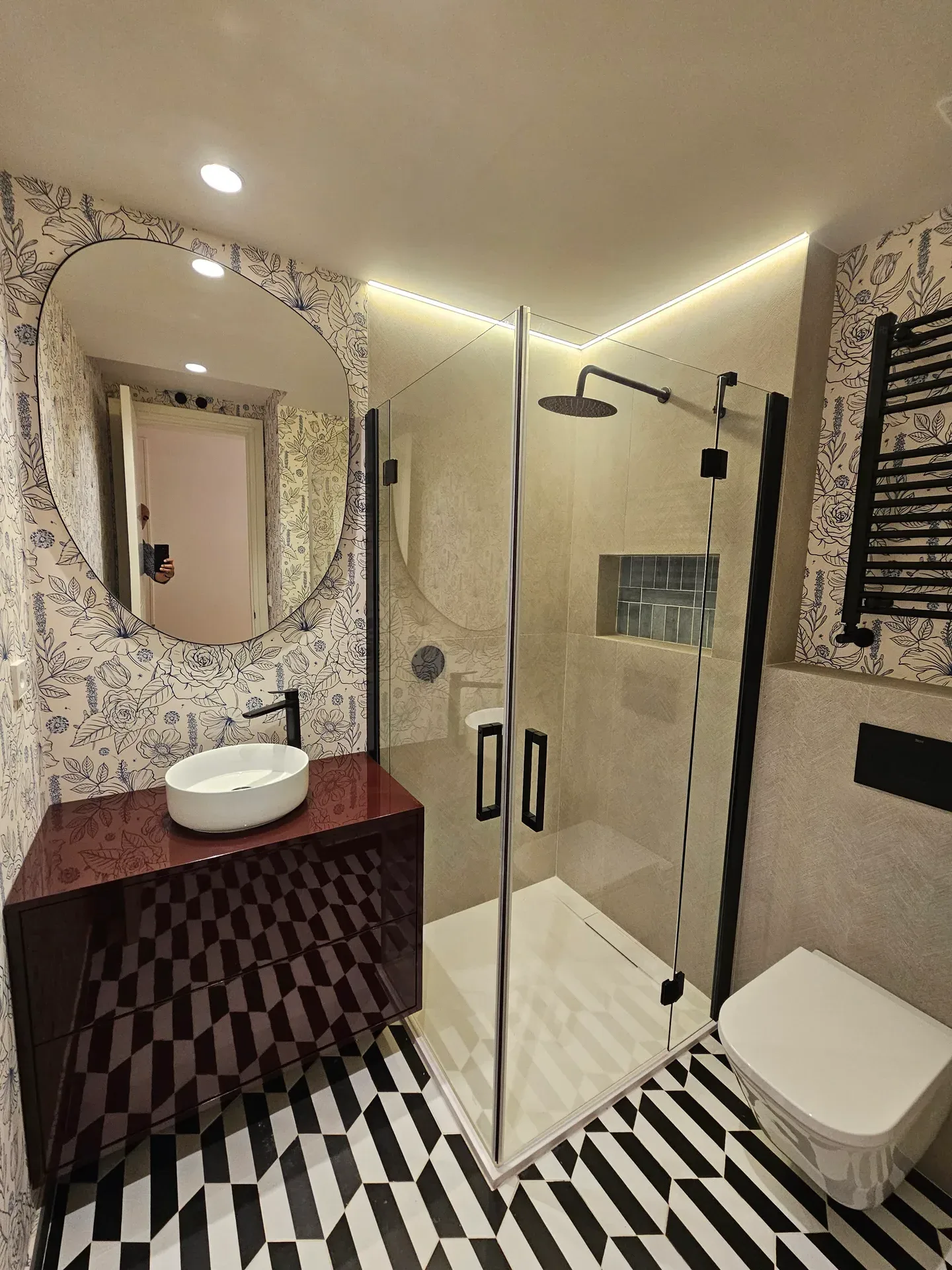 Reforma de baño con papel pintado floral y azulejo geométrico en Madrid