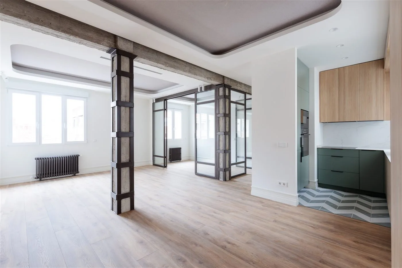 Salón amplio con puertas correderas de acero en reforma integral en Madrid